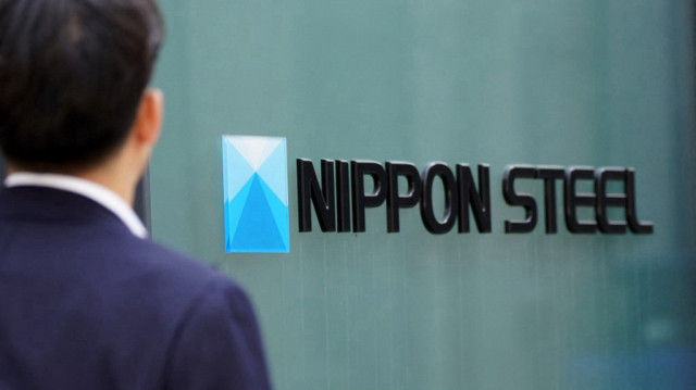Le logo du plus grand fabricant d'acier du Japon, Nippon Steel corporation, est visible devant le siège de la société à Tokyo, le 10 avril 2025.