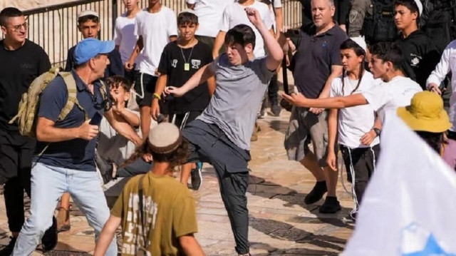 بذكرى احتلال القدس.. يمينيون إسرائيليون يعتدون على فلسطينيين