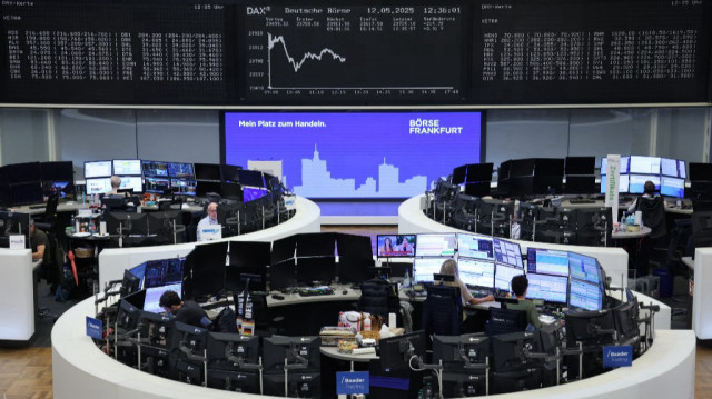 Un écran montrant l'indice boursier allemand DAX est photographié à la bourse de Francfort, Allemagne.
