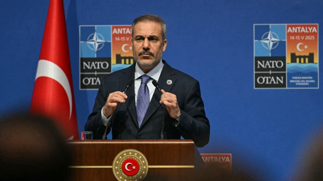 Le ministre turc des Affaires étrangères, Hakan Fidan, s'adresse à la presse à l'issue d'une réunion informelle des ministres des Affaires étrangères de l'Organisation du traité de l'Atlantique Nord (OTAN), en prévision d'éventuels pourparlers de paix entre l'Ukraine et la Russie en Turquie, à Antalya, le 15 mai 2025.
