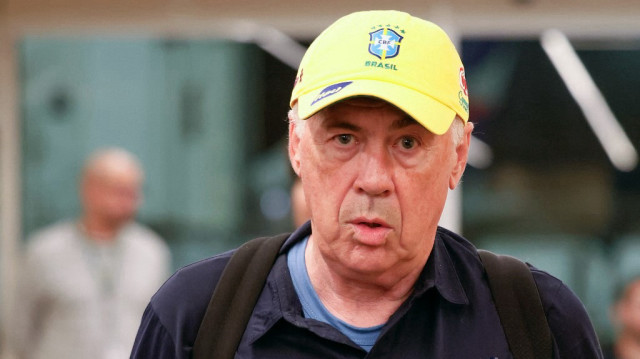 Le nouvel entraîneur de l'équipe nationale brésilienne, l'Italien Carlo Ancelotti, à son arrivée à l'aéroport international de Galeão à Rio de Janeiro, au Brésil, le 25 mai 2025. 
