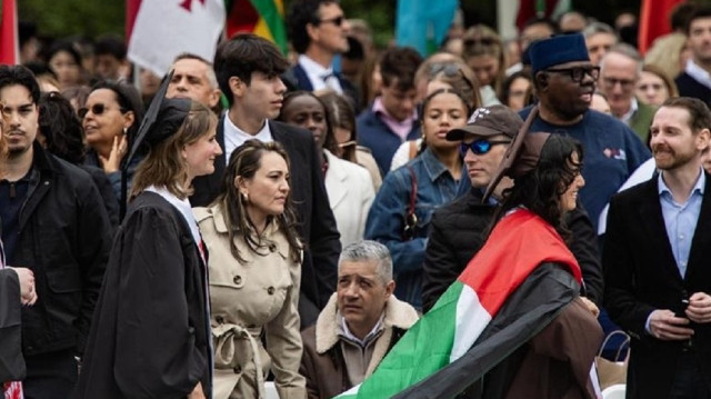 طلاب من جامعة براون الأمريكية يرفعون الأعلام الفلسطينية بحفل التخرج