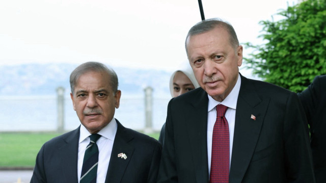 Le président turc Recep Tayyip Erdogan a accueilli, dimanche soir, le Premier ministre pakistanais Shahbaz Sharif au palais de Dolmabahçe, à Istanbul.