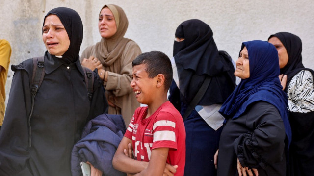 Des femmes pleurent des membres de leur famille tués lors d'une frappe israélienne, à l'hôpital Al-Shifa, dans la ville de Gaza, le 26 mai 2025.