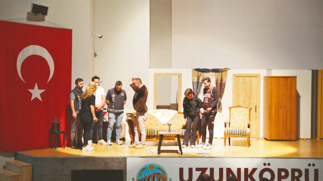 Gönüllü tiyatro ekibi, Atatürk Kültür Merkezi’nde sahne aldı.
