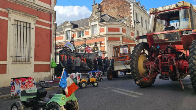 La mobilisation des agriculteurs devant la Sous-Préfecture de Saint-Quentin en écho aux débats parlementaires sur la PPL Entraves agricoles, le 23 mai 2025.