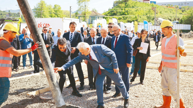 Her iki fabrikasının yatırım bedeli yaklaşık 750 milyon TL olan grup, bu fabrikalarda 1.150 ek çalışanın eklenmesiyle Giresun’da toplamda 2 bin 250 kişiye istihdam sağlayacak.