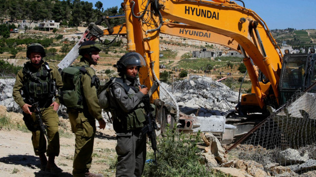 جيش الاحتلال يهدم منزلا ومزرعة فلسطينيين جنوبي الضفة