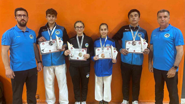 Derece yapan sporcular madalyalarını aldı. 