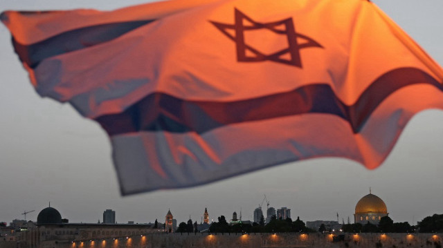 Cette photo montre une vue du complexe de la mosquée Al-Aqsa avec son Dôme du Rocher (R) dans la vieille ville de Jérusalem, avec un drapeau israélien dans le quartier arabe de Ras al-Amud dans la partie est de Jérusalem annexée par Israël, le 17 mai 2025.