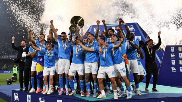 Le défenseur italien de Naples n°22, Giovanni Di Lorenzo (au centre), soulève le trophée avec ses coéquipiers lors de la cérémonie des champions d’Italie, à l’issue du match de Serie A entre Naples et Cagliari au stade Diego Armando Maradona de Naples, le 23 mai 2025.

