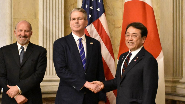 Le ministre japonais de la revitalisation économique Ryosei Akazawa (à droite) pose avec le secrétaire au Trésor américain Scott Bessent (à gauche) et le secrétaire au Commerce Howard Lutnick (à droite) à Washington DC le 1er mai 2025.