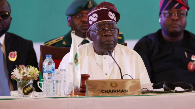 Le président du Nigeria et de la Communauté économique des États de l'Afrique de l'Ouest (CEDEAO), Bola Ahmed Tinubu, observe la 66e session ordinaire de l'Autorité des chefs d'État et de gouvernement de la CEDEAO à Abuja, le 15 décembre 2024.