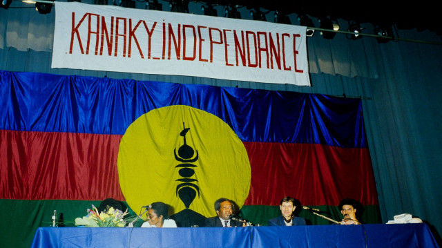 Drapeau indépendantiste kanak et slogan indépendantiste lors du rassemblement du Front de Libération Nationale de la Kanaky (FLNKS).