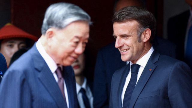 Le président français Emmanuel Macron (R) participe à un déjeuner avec le secrétaire général du Parti communiste vietnamien To Lam au Temple de la littérature à Hanoi, le 26 mai 2025.