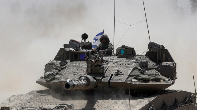 Un soldat israélien circule dans un véhicule militaire à la frontière sud d'Israël avec la bande de Gaza, le 20 mai 2025, dans le cadre de la guerre en cours avec le mouvement militant palestinien Hamas.