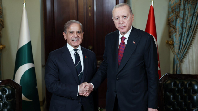 Turkish President Recep Tayyip Erdogan (R) meets with Pakistani Prime Minister Shehbaz Sharif (L) at the Dolmabahce Palace in Istanbul, Turkiye on May 25, 2025. (AA)
