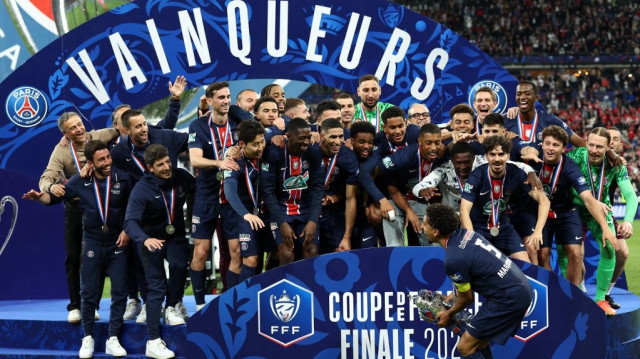 Le défenseur brésilien du Paris Saint-Germain, Marquinhos, soulève le trophée ede la coupe de France, au Stade de France, le 24 mai 2025.