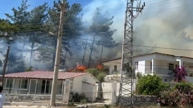 Muğa'nın Marmaris ilçesinde orman yangını çıktı.