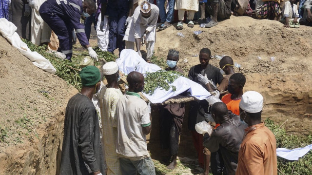 Les corps des victimes de l'explosion d'un camion-citerne qui a causé la mort de près de 150 personnes sont amenés dans une fosse commune pour être enterrés à Majiya le 16 octobre 2024.