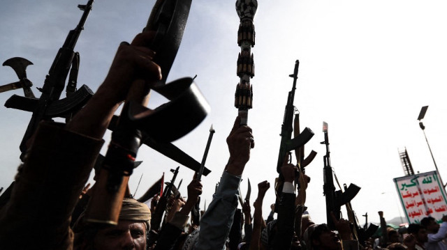 Des Yéménites armés scandent des slogans lors d'un rassemblement de solidarité avec les Palestiniens et la bande de Gaza et de condamnation d'Israël et des États-Unis, à Sanaa, la capitale dirigée par les Houthis, le 23 mai 2025.
