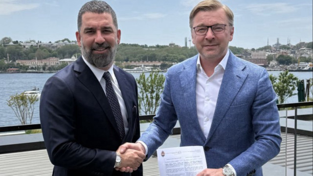 Arda Turan sözleşmeye imzayı İstanbul'da attı.