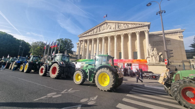 Les agriculteurs sont mobilisés devant l'assemblée nationale, le 26 mai 2025.