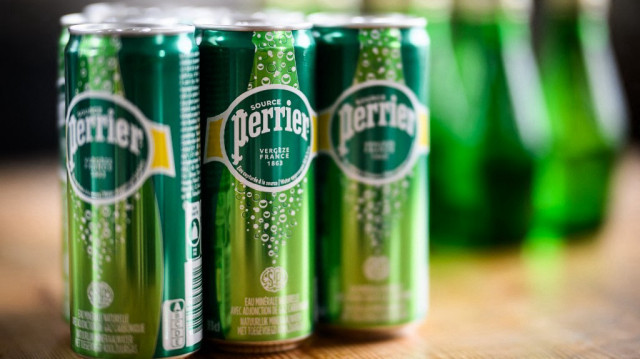 Des canettes et des bouteilles d'eau gazeuse Perrier.