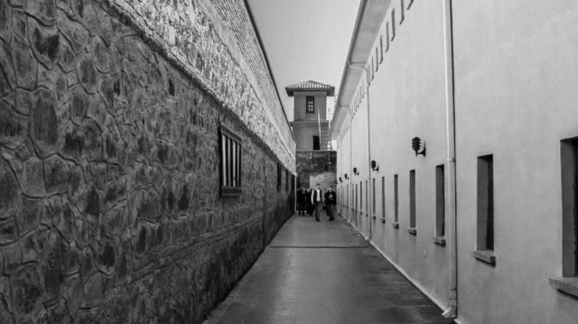 Cezaevi müdürünün ölümünde adı geçen şahıs 27 yıl sonra berberde saldırıya uğraması sonucu hayatını kaybetti.