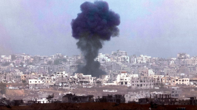 Cette photo prise depuis une position dans le sud d'Israël, à la frontière avec la bande de Gaza, montre de la fumée s'élevant au-dessus de bâtiments détruits lors d'un bombardement israélien dans le territoire palestinien assiégé, le 27 mai 2025.