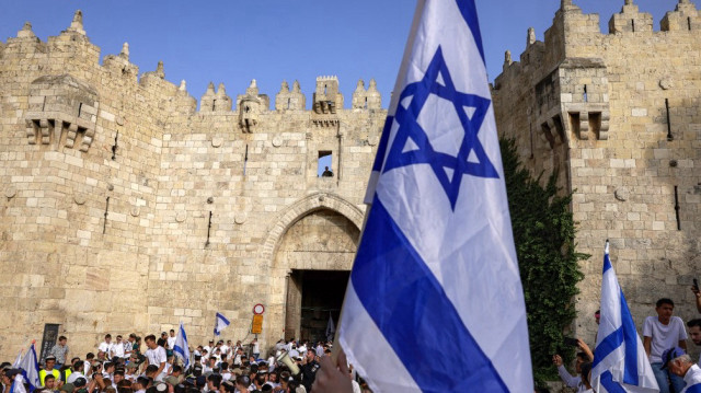 Des militants de droite se rassemblent avec des drapeaux israéliens devant la porte de Damas de la vieille ville de Jérusalem, le 26 mai 2025, lors d'une marche avec drapeaux pour le Jour de Jérusalem, qui commémore la prise par l'armée israélienne du secteur oriental de la ville en 1967 pendant la guerre israélo-arabe.
