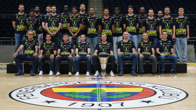Şampiyon Fenerbahçe Beko takım pozunu verdi.