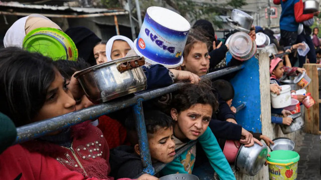 حكومة غزة: جائعون يقتحمون مركز توزيع مساعدات وقوات الاحتلال تستهدفهم
