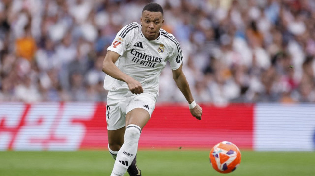 L’attaquant français du Real Madrid, Kylian Mbappé, court après le ballon lors du match de Liga entre le Real Madrid CF et la Real Sociedad, au stade Santiago Bernabeu à Madrid, le 24 mai 2025.