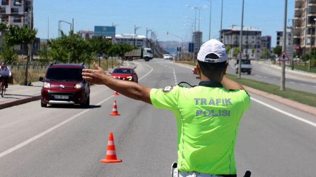 Mersin'de son bir haftada gerçekleştirilen trafik denetimlerinde, bin 445 aracın trafikten men edildi bildirildi.