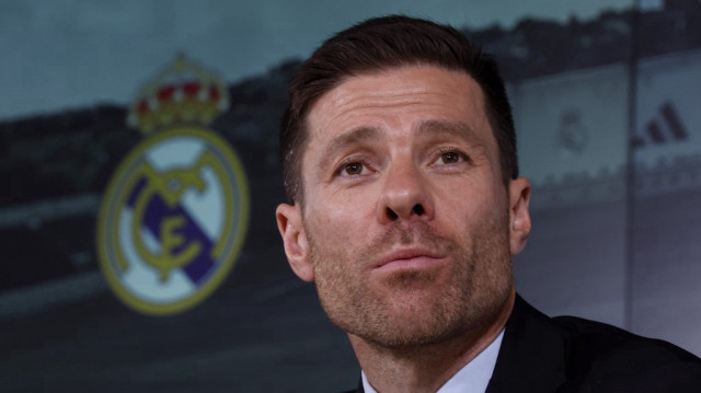Le nouvel entraîneur du Real Madrid, Xabi Alonso, donne une conférence de presse lors de sa présentation officielle à la Cité sportive du Real Madrid, à Valdebebas, près de Madrid, le 26 mai 2025.