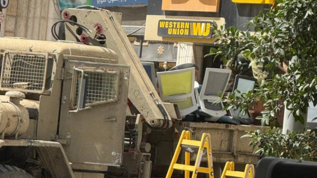 جيش الاحتلال يدهم محال صرافة في عدة مدن بالضفة الغربية