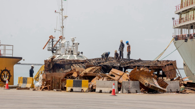 Des ouvriers d'Alport Conakry en pleine opération de démantèlement d'épaves sur le quai du port de Conakry. Cette intervention s'inscrit dans le vaste programme d’entretien du bassin portuaire piloté par le Groupe Albayrak pour moderniser les infrastructures maritimes de Guinée.
