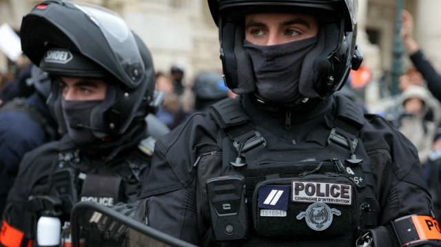Des policiers français de la Brigade de répression de l'action violente motorisée (Brav-M) se tiennent prêts lors d'une action appelée par la Confédération paysanne pour protester contre l'inauguration de la 64e édition de la Bourse de commerce européenne au Grand Palais, à Paris, le 5 décembre 2024.