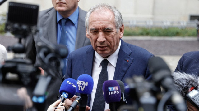 Le Premier ministre français François Bayrou s'adresse à la presse après une réunion avec des représentants des chauffeurs de taxi au ministère des Transports à Paris le 24 mai 2025, pendant les manifestations des chauffeurs de taxi dans la capitale française.