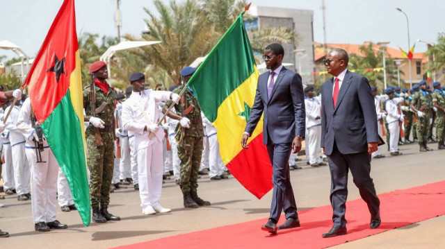 Le Président sénégalais Bassirou Diomaye Faye et son homologue de la Guinée Bissau, lors d'une visite officielle en Guinée Bissau le 26 mai 2025.