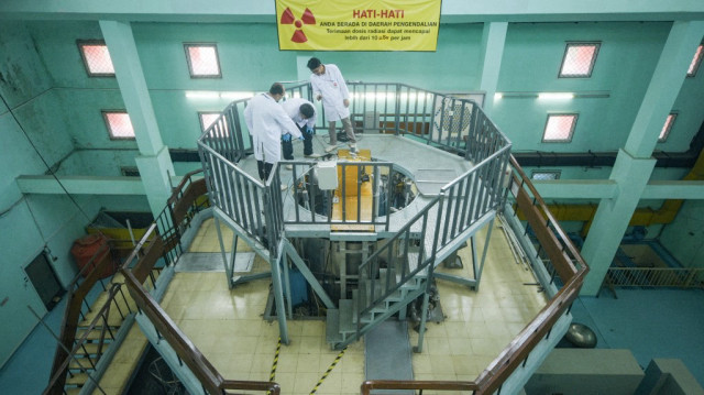 Des chercheurs effectuant leur routine quotidienne pour surveiller les installations du réacteur nucléaire de l'Agence nationale pour la recherche et l'innovation (BRIN) à Bandung, dans l'ouest de l'île de Java en Indonésie,  le 5 mai 2025. 