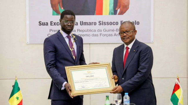 Le Président sénégalais Bassirou Diomaye Faye reçoit un cadeau du Président de la Guinée Bissau, Umaro Sissoco Embalo.