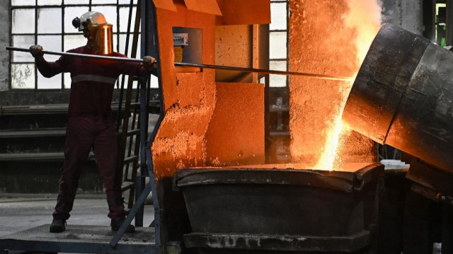 Un ouvrier de fonderie manipule du métal en fusion à l'usine Betsaide, qui sert principalement l'industrie automobile, à Elorrio, le 26 mai 2025.