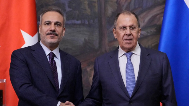 Le ministre russe des Affaires étrangères, Sergei Lavrov, et son homologue turc, Hakan Fidan, se serrent la main lors d'une conférence de presse commune à l'issue de leurs entretiens à Moscou, le 27 mai 2025.