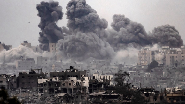 الاحتلال يقتل 22 فلسطينيا بقصف على دير البلح ومدينة غزة وجباليا