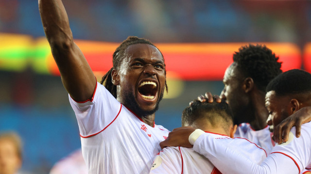 Trendyol Süper Lig'in 37. haftasında Trabzonspor ile Reeder Samsunspor karşılaştı. Reeder Samsunspor futbolcusu Landry Nany Dimata (solda), attığı gol sonrası sevincini takım arkadaşlarıyla paylaştı.