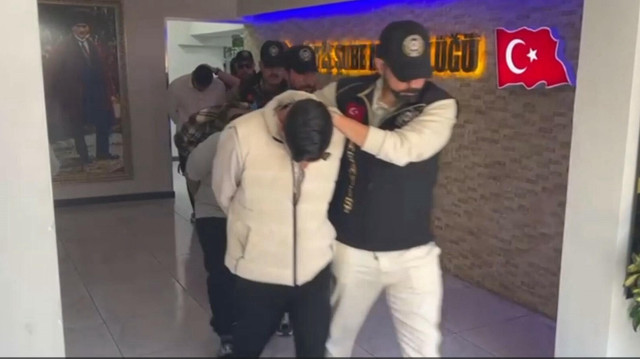 Polislerin adreslerde yaptığı aramalarda silah ve mühimmat da ele geçirildi.