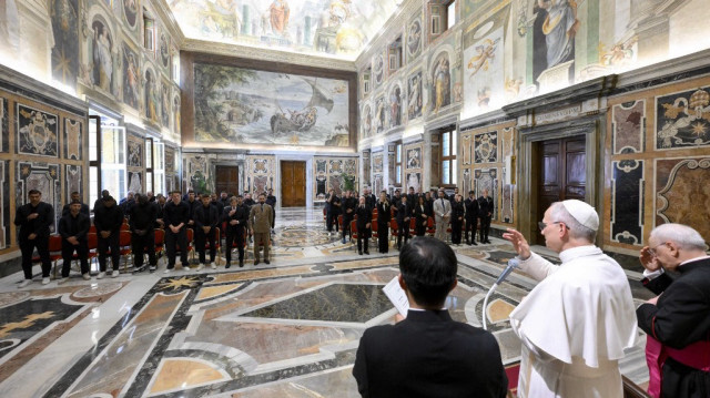 Cette photo prise et distribuée le 27 mai 2025 par Vatican Media montre le pape Léon XIV (2eR) lors d'une réunion avec les dirigeants et les joueurs de l'équipe de football de Naples au Vatican.