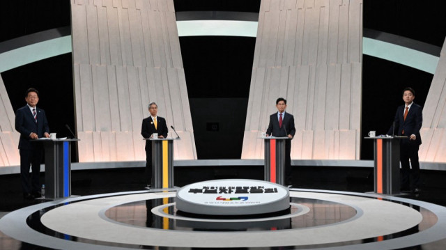Les candidats à la présidence de la Corée du Sud, Lee Jae-myung du Parti démocrate, Kwon Young-guk du Parti démocrate du travail, Kim Moon-soo du Parti du pouvoir du peuple et Lee Jun-seok du Parti de la nouvelle réforme se tiennent sur leurs podiums respectifs pour le troisième débat présidentiel télévisé en vue de l'élection présidentielle du 3 juin prochain au studio MBC à Séoul, le 27 mai 2025.